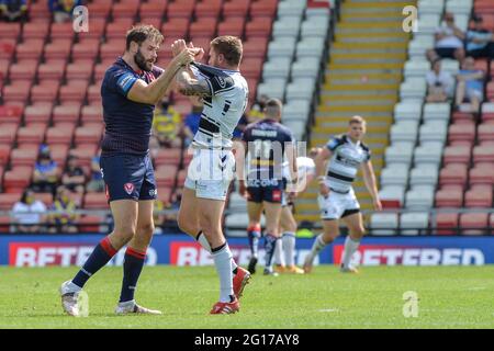 Leigh, Großbritannien - 5. Juni 2021 - Alex Walmsley von St Helens und Marc Sneyd (7) von Hull FC treten während des Halbfinals des Betfred Challenge Cup der Rugby League im Leigh Sports Village, Leigh, Großbritannien, gegen St. Helens an Dean Williams/Alamy Live News Stockfoto