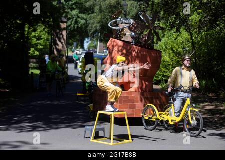 REDAKTIONELLE VERWENDUNG NUR CoventryÕs Straßen strömen mit Fahrrädern und feiern die cityÕs-Geschichte der Innovation und der kinetischen Energie während des Coventry UK City of CultureÕs Signature-Events Coventry Moves. Bilddatum: Samstag, 5. Juni 2021. Stockfoto