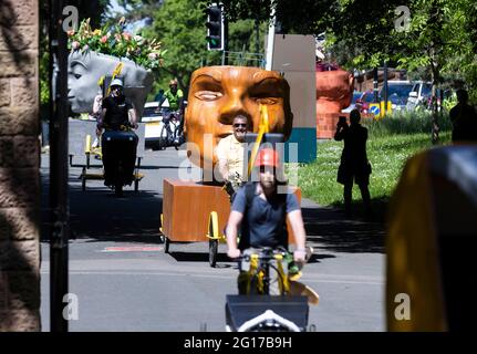 REDAKTIONELLE VERWENDUNG NUR CoventryÕs Straßen strömen mit Fahrrädern und feiern die cityÕs-Geschichte der Innovation und der kinetischen Energie während des Coventry UK City of CultureÕs Signature-Events Coventry Moves. Bilddatum: Samstag, 5. Juni 2021. Stockfoto