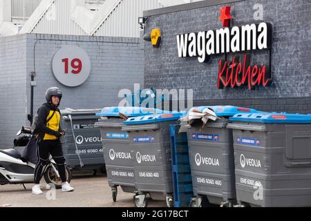 London, Großbritannien 5. Juni 2021: Da der Markt für Lebensmittellieferungen kontinuierlich expandiert, werden einige „dunkle Restaurants“ wie diese Wagamama Kitchen verlassen. Sie liefern nur Lebensmittel an Lieferfirmen und haben keine Essmöglichkeiten für Kunden, die direkt einkaufen können. Diese Niederlassung befindet sich in einem leicht industriellen Gebiet, das strategisch zwischen Clapham, Balham und Streatham liegt und ein großes Gebiet im Süden Londons bedient. Anna Watson/Alamy Stockfoto