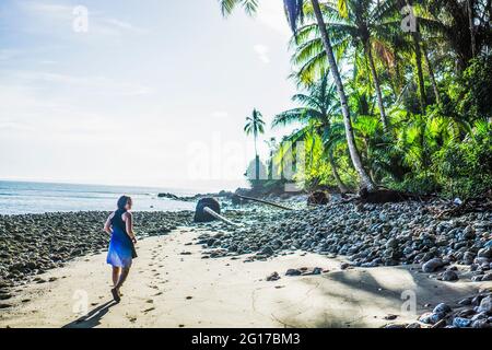 Frau, die die ländliche Küste von Costa rica, Osa Halbinsel, Costa rica, Mittelamerika erkundet 2015 Stockfoto