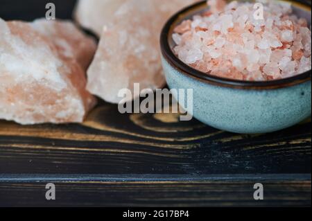 Rosafarbenes Salz in einer Keramikschale mit Platz zum Kopieren Stockfoto