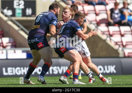 Leigh, Großbritannien. Juni 2021. Brad Fash (17) von Hull FC wird am 6/5/2021 von Alex Walmsley (8) von St Helens und Morgan Knowles (13) von St Helens in Leigh, Großbritannien, angegangen. (Foto von Mark Cosgrove/News Images/Sipa USA) Quelle: SIPA USA/Alamy Live News Stockfoto