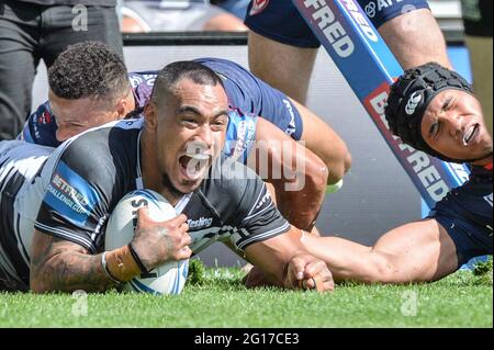 Leigh, Großbritannien - 5. Juni 2021 - Mahe Fonua (5) von Hull FC feiert Versuch während der Rugby League Betfred Challenge Cup Halbfinale Hull FC gegen St. Helens im Leigh Sports Village, Leigh, Großbritannien Dean Williams/Alamy Live News Stockfoto