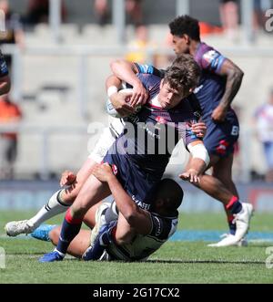 St Helens' Louie McCarthy-Scarsbrook wird während des Halbfinalmatches des Betfred Challenge Cup im Leigh Sports Village, Manchester, angegangen. Bilddatum: Samstag, 5. Juni 2021. Stockfoto