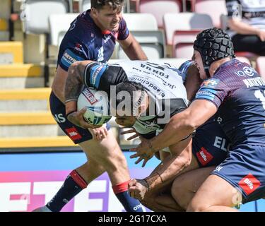 Leigh, Großbritannien - 5. Juni 2021 - Mahe Fonua (5) von Hull FC versucht es während des Halbfinals des Betfred Challenge Cup der Rugby League Hull FC gegen St. Helens im Leigh Sports Village, Leigh, Großbritannien Dean Williams/Alamy Live News Stockfoto