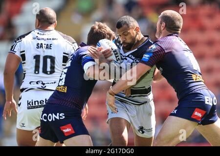 Leigh, Großbritannien. Juni 2021. Manu Ma'U (12) von Hull FC wurde am 6/5/2021 von Louie McCarthy-Scarsbrook (15) von St. Helens in Leigh, Großbritannien, in Angriff genommen. (Foto von Mark Cosgrove/News Images/Sipa USA) Quelle: SIPA USA/Alamy Live News Stockfoto