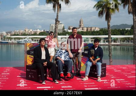 Die Schauspieler Carlos González, Gabriel Sánchez, Candela Peña, Carlos Bardem und der tv-Schöpfer Bob Pop nehmen an der Fotoaufnahme des Films „Maricon Perdido“ Teil. Die Neuauflage des 24. Spanischen Filmfestivals von Malaga, eines großen Kinoereignisses in Spanien, stellt die Filmkandidaten für den Preis „Biznaga de Oro“ vor, die alle Maßnahmen zur Verhinderung der Ausbreitung des Coronavirus und zur Gewährleistung einer sicheren Veranstaltung verfolgen. Das Festival findet vom 3. Bis 13. Juni statt. (Foto von Jesus Merida / SOPA Images/Sipa USA) Stockfoto