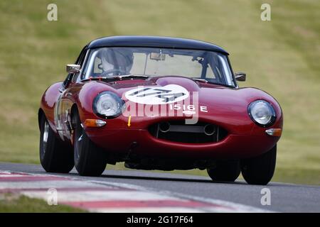 Mark Donnor, Andrew Smith, Jaguar E-Type, Gentlemen Drivers, Sports Cars, GT Cars, Masters Historic Festival, Brands Hatch Grand Prix Circuit, Mai 202 Stockfoto