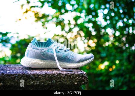 Adidas UltraBOOST Parley sind umweltfreundliche Laufschuhe mit der gleichen Silhouette und Mittelsohle wie herkömmliche UltraBOOST-Schuhe. Stockfoto