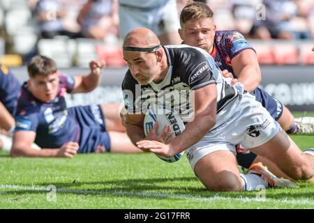 Leigh, Großbritannien - 5. Juni 2021 - Marc Sneyd (7) von Hull FC versucht es beim Halbfinale des Betfred Challenge Cup in der Rugby League Hull FC gegen St. Helens im Leigh Sports Village, Leigh, Großbritannien, Dean Williams/Alamy Live News Stockfoto