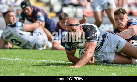 Leigh, Großbritannien - 5. Juni 2021 - Marc Sneyd (7) von Hull FC versucht es beim Halbfinale des Betfred Challenge Cup in der Rugby League Hull FC gegen St. Helens im Leigh Sports Village, Leigh, Großbritannien, Dean Williams/Alamy Live News Stockfoto