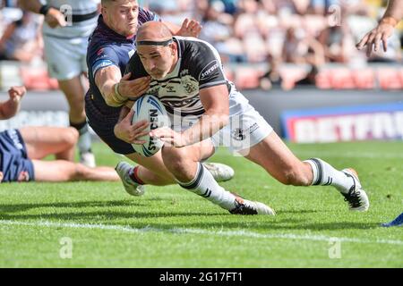 Leigh, Großbritannien - 5. Juni 2021 - Marc Sneyd (7) von Hull FC versucht es beim Halbfinale des Betfred Challenge Cup in der Rugby League Hull FC gegen St. Helens im Leigh Sports Village, Leigh, Großbritannien, Dean Williams/Alamy Live News Stockfoto