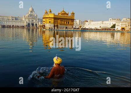 Indien, Penjab, Amritsar, Harmandir Sahib (Goldener Tempel), spirituelles und kulturelles Zentrum der Sikh Religion Stockfoto