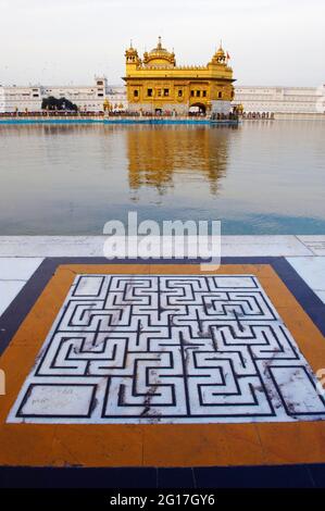 Indien, Penjab, Amritsar, Harmandir Sahib (Goldener Tempel), spirituelles und kulturelles Zentrum der Sikh Religion Stockfoto