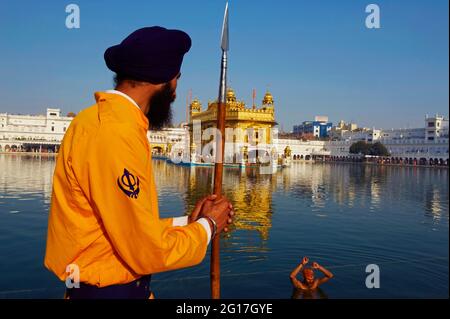 Indien, Penjab, Amritsar, Harmandir Sahib (Goldener Tempel), spirituelles und kulturelles Zentrum der Sikh Religion Stockfoto