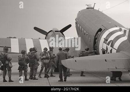 Fallschirmspringer warten darauf, während des 75. Jahrestages der D-Day-Feierlichkeiten in Duxford, Großbritannien, an Bord eines Douglas C-47 Skytrain im US Army Air Corps zu gehen Stockfoto