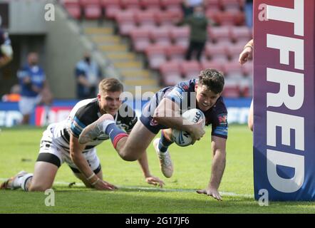 St Helens' Lachlan Coote taucht ein, um beim Halbfinalspiel des Betfred Challenge Cup im Leigh Sports Village, Manchester, einen Versuch zu machen. Bilddatum: Samstag, 5. Juni 2021. Stockfoto