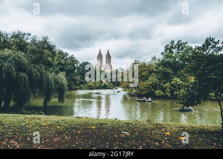 Blick über den See im Central Park an einem bewölkten und regnerischen Tag in New York City Stockfoto