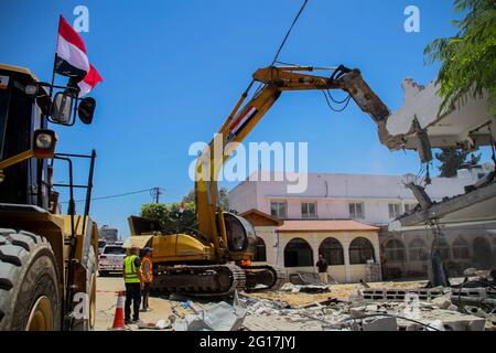 5. Juni 2021: Gaza, Palästina. 5. Juni 2021. Teams ägyptischer Ingenieure und Bauarbeiter sind in den Gazastreifen eingedrungen, um die Trümmer zu entfernen und den Wiederaufbau zu beginnen, während die Zerstörung durch die jüngste israelische Bombardierung der palästinensischen Enklave verursacht wurde. Am Freitag schickte Ägypten auch Bau- und Ingenieurgeräte nach Gaza, um mit dem Wiederaufbau der verwüsteten Gebiete in Gaza zu beginnen. Als Zeichen des Respekts und der Dankbarkeit wurden in den Straßen des Gazastreifens Flaggen der Arabischen Republik Ägypten sowie Plakate des ägyptischen Präsidenten Abdel Fattah Al-Sisi ausgestellt. Die intensive israelische Bombardierung des Streifens Stockfoto