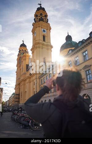 Weibliche Alleinreisende am Odeonsplatz, München, Deutschland Stockfoto