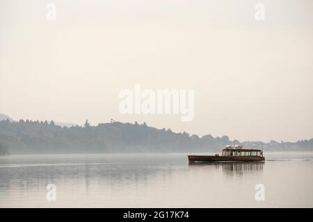 Touristenboot auf Derwent Wasser in nebligen frühen Morgen, Lake District, Cumbria, England, Großbritannien Stockfoto