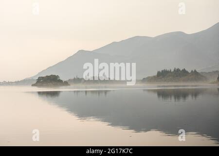Überlegungen zum nebligen Morgen auf Derwent Water, Lake District, Cumbria, England, Großbritannien Stockfoto