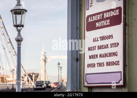 Beachten Sie auf der Albert Bridge, dass die Truppen beim Marsch, London, Großbritannien, den Schritt brechen müssen Stockfoto