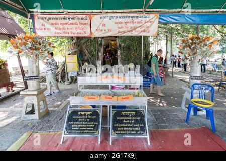 Kaufen Sie religiöse Gegenstände und Eintritt zum Wat Bang Kung Tempel, Thailand Stockfoto