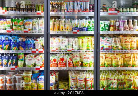 Königsberg, Russland – 31. Januar 2021: Mayonnaise in den Regalen des Supermarkts. Stockfoto