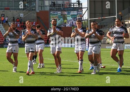 Leigh, Großbritannien. Juni 2021. Hull FC-Spieler applaudieren am 6/5/2021 in Leigh, Großbritannien, ihren Fans. (Foto von Mark Cosgrove/News Images/Sipa USA) Quelle: SIPA USA/Alamy Live News Stockfoto