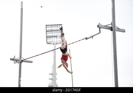 Bochum, Deutschland. Juni 2021. Bei den Ruhrspielen im Ruhrstadion springt ein Stabhochspringer über die Bar. Die 4. Ruhrspiele sind mit 5600 Athleten aus 16 Sportarten und einem umfangreichen Kulturprogramm das größte Jugendsportfest Europas. Quelle: Jonas Güttler/dpa/Alamy Live News Stockfoto