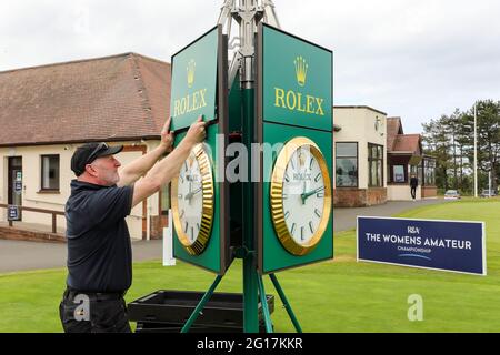 05. Juni 2021, Troon. Der Kilmarnock (Barassie) Golf Club und die „R and A“ bereiten den Barassie Links Course vor, um für die 118. Amateur Golf Championship der Damen, die am 7. Juni beginnt, mit den letzten Runden am 12. Juni, bereit zu sein. Der Wettbewerb, der unter strengen Auflagen ausgetragen wird, hat mehr als 100 nationale und internationale Teilnehmer angezogen, die um die historische Trophäe und die Teilnahme an den AIG Womens Open, den US Womens Open, den Evian Championships und den Augusta National Womens Amateur Championships konkurrieren, Credit: Findlay/Alamy Live News Stockfoto