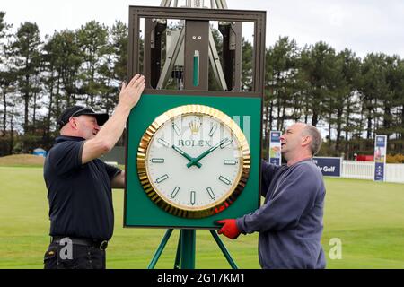 05. Juni 2021, Troon. Der Kilmarnock (Barassie) Golf Club und die „R and A“ bereiten den Barassie Links Course vor, um für die 118. Amateur Golf Championship der Damen, die am 7. Juni beginnt, mit den letzten Runden am 12. Juni, bereit zu sein. Der Wettbewerb, der unter strengen Auflagen ausgetragen wird, hat mehr als 100 nationale und internationale Teilnehmer angezogen, die um die historische Trophäe und die Teilnahme an den AIG Womens Open, den US Womens Open, den Evian Championships und den Augusta National Womens Amateur Championships konkurrieren, Credit: Findlay/Alamy Live News Stockfoto