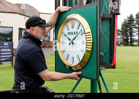 05. Juni 2021, Troon. Der Kilmarnock (Barassie) Golf Club und die „R and A“ bereiten den Barassie Links Course vor, um für die 118. Amateur Golf Championship der Damen, die am 7. Juni beginnt, mit den letzten Runden am 12. Juni, bereit zu sein. Der Wettbewerb, der unter strengen Auflagen ausgetragen wird, hat mehr als 100 nationale und internationale Teilnehmer angezogen, die um die historische Trophäe und die Teilnahme an den AIG Womens Open, den US Womens Open, den Evian Championships und den Augusta National Womens Amateur Championships konkurrieren, Credit: Findlay/Alamy Live News Stockfoto