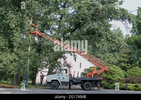 Dnepropetrovsk, Ukraine - 05.27.2021: Ein kommunaler Arbeiter in Schutzausrüstung führt gefährliche Arbeiten durch, um eine Unterbrechung der Stromversorgung gri zu beseitigen Stockfoto