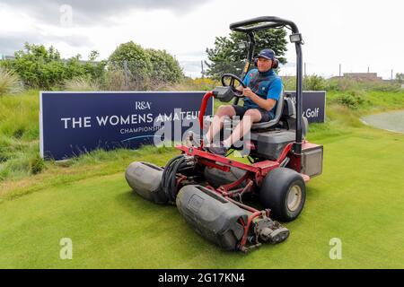 05. Juni 2021, Troon. Der Kilmarnock (Barassie) Golf Club und die „R and A“ bereiten den Barassie Links Course vor, um für die 118. Amateur Golf Championship der Damen, die am 7. Juni beginnt, mit den letzten Runden am 12. Juni, bereit zu sein. Der Wettbewerb, der unter strengen Auflagen ausgetragen wird, hat mehr als 100 nationale und internationale Teilnehmer angezogen, die um die historische Trophäe und die Teilnahme an den AIG Womens Open, den US Womens Open, den Evian Championships und den Augusta National Womens Amateur Championships konkurrieren, Credit: Findlay/Alamy Live News Stockfoto