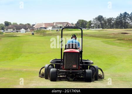 05. Juni 2021, Troon. Der Kilmarnock (Barassie) Golf Club und die „R and A“ bereiten den Barassie Links Course vor, um für die 118. Amateur Golf Championship der Damen, die am 7. Juni beginnt, mit den letzten Runden am 12. Juni, bereit zu sein. Der Wettbewerb, der unter strengen Auflagen ausgetragen wird, hat mehr als 100 nationale und internationale Teilnehmer angezogen, die um die historische Trophäe und die Teilnahme an den AIG Womens Open, den US Womens Open, den Evian Championships und den Augusta National Womens Amateur Championships konkurrieren, Credit: Findlay/Alamy Live News Stockfoto