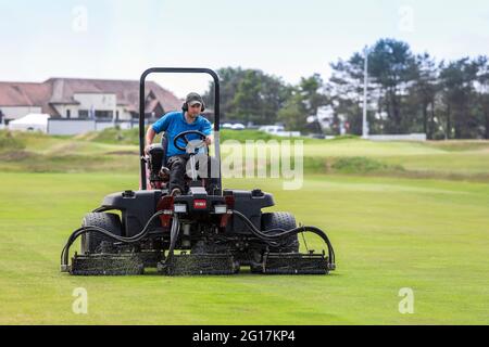 05. Juni 2021, Troon. Der Kilmarnock (Barassie) Golf Club und die „R and A“ bereiten den Barassie Links Course vor, um für die 118. Amateur Golf Championship der Damen, die am 7. Juni beginnt, mit den letzten Runden am 12. Juni, bereit zu sein. Der Wettbewerb, der unter strengen Auflagen ausgetragen wird, hat mehr als 100 nationale und internationale Teilnehmer angezogen, die um die historische Trophäe und die Teilnahme an den AIG Womens Open, den US Womens Open, den Evian Championships und den Augusta National Womens Amateur Championships konkurrieren, Credit: Findlay/Alamy Live News Stockfoto