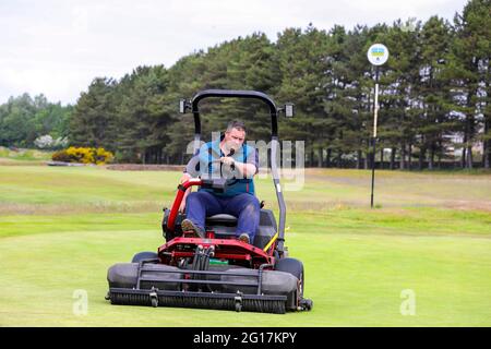 Troon, Großbritannien. Juni 2021. Der Kilmarnock (Barassie) Golf Club und die „R and A“ bereiten den Barassie Links Course vor, um für die 118. Amateur Golf Championship der Damen, die am 7. Juni beginnt, mit den letzten Runden am 12. Juni, bereit zu sein. Der Wettbewerb, der unter strengen Auflagen ausgetragen wird, hat mehr als 100 nationale und internationale Teilnehmer angezogen, die um die historische Trophäe und die Teilnahme an den AIG Womens Open, den US Womens Open, den Evian Championships und den Augusta National Womens Amateur Championships konkurrieren, Credit: Findlay/Alamy Live News Stockfoto