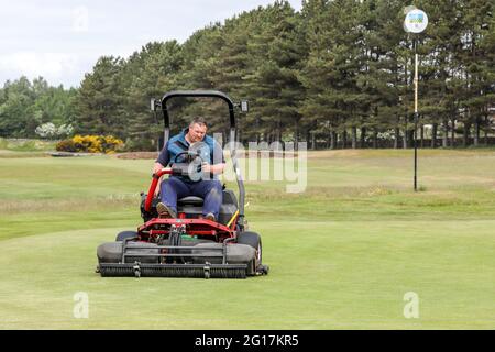 Troon, Großbritannien. Juni 2021. Der Kilmarnock (Barassie) Golf Club und die „R and A“ bereiten den Barassie Links Course vor, um für die 118. Amateur Golf Championship der Damen, die am 7. Juni beginnt, mit den letzten Runden am 12. Juni, bereit zu sein. Der Wettbewerb, der unter strengen Auflagen ausgetragen wird, hat mehr als 100 nationale und internationale Teilnehmer angezogen, die um die historische Trophäe und die Teilnahme an den AIG Womens Open, den US Womens Open, den Evian Championships und den Augusta National Womens Amateur Championships konkurrieren, Credit: Findlay/Alamy Live News Stockfoto