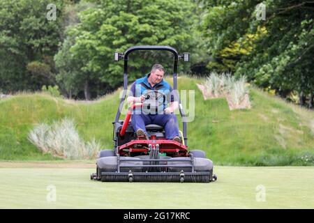 Troon, Großbritannien. Juni 2021. Der Kilmarnock (Barassie) Golf Club und die „R and A“ bereiten den Barassie Links Course vor, um für die 118. Amateur Golf Championship der Damen, die am 7. Juni beginnt, mit den letzten Runden am 12. Juni, bereit zu sein. Der Wettbewerb, der unter strengen Auflagen ausgetragen wird, hat mehr als 100 nationale und internationale Teilnehmer angezogen, die um die historische Trophäe und die Teilnahme an den AIG Womens Open, den US Womens Open, den Evian Championships und den Augusta National Womens Amateur Championships konkurrieren, Credit: Findlay/Alamy Live News Stockfoto