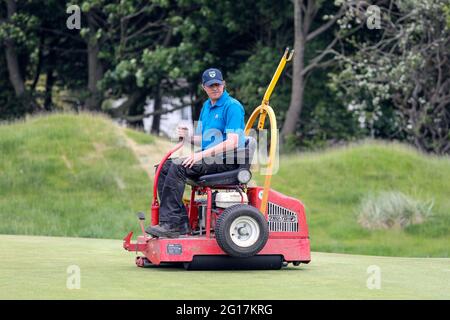 Troon, Großbritannien. Juni 2021. Der Kilmarnock (Barassie) Golf Club und die „R and A“ bereiten den Barassie Links Course vor, um für die 118. Amateur Golf Championship der Damen, die am 7. Juni beginnt, mit den letzten Runden am 12. Juni, bereit zu sein. Der Wettbewerb, der unter strengen Auflagen ausgetragen wird, hat mehr als 100 nationale und internationale Teilnehmer angezogen, die um die historische Trophäe und die Teilnahme an den AIG Womens Open, den US Womens Open, den Evian Championships und den Augusta National Womens Amateur Championships konkurrieren, Credit: Findlay/Alamy Live News Stockfoto