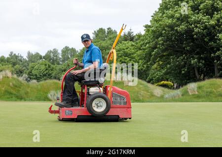 Troon, Großbritannien. Juni 2021. Der Kilmarnock (Barassie) Golf Club und die „R and A“ bereiten den Barassie Links Course vor, um für die 118. Amateur Golf Championship der Damen, die am 7. Juni beginnt, mit den letzten Runden am 12. Juni, bereit zu sein. Der Wettbewerb, der unter strengen Auflagen ausgetragen wird, hat mehr als 100 nationale und internationale Teilnehmer angezogen, die um die historische Trophäe und die Teilnahme an den AIG Womens Open, den US Womens Open, den Evian Championships und den Augusta National Womens Amateur Championships konkurrieren, Credit: Findlay/Alamy Live News Stockfoto