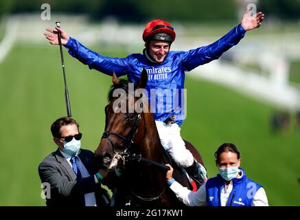 Adam Kirby feiert auf Adayar nach dem Gewinn des Cazoo Derby am zweiten Tag des Cazoo Derby Festivals auf der Epsom Racecourse. Bilddatum: Samstag, 5. Juni 2021. Stockfoto