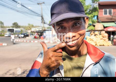 Lächelnder Mann zeigte, Portier, der Taschen von Laos nach Thailand, Thailand, gebracht hatte Stockfoto