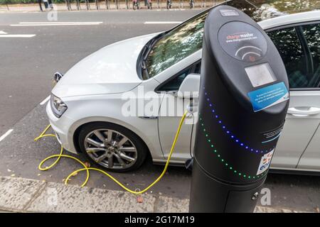 Elektroauto laden in der Straße, London, England, Großbritannien Stockfoto