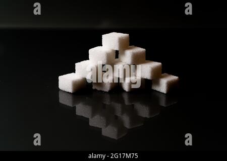 Zuckerwürfel in verschiedenen Anordnungen und farbigem Licht. Pfeile, Würfel, Stapel, Quadrat. Bayern Deutschland Stockfoto