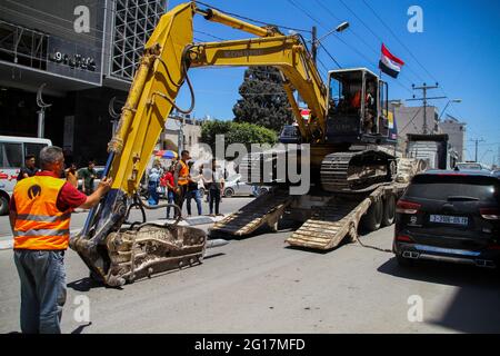 5. Juni 2021: Gaza, Palästina. 5. Juni 2021. Teams ägyptischer Ingenieure und Bauarbeiter sind in den Gazastreifen eingedrungen, um die Trümmer zu entfernen und den Wiederaufbau zu beginnen, während die Zerstörung durch die jüngste israelische Bombardierung der palästinensischen Enklave verursacht wurde. Am Freitag schickte Ägypten auch Bau- und Ingenieurgeräte nach Gaza, um mit dem Wiederaufbau der verwüsteten Gebiete in Gaza zu beginnen. Als Zeichen des Respekts und der Dankbarkeit wurden in den Straßen des Gazastreifens Flaggen der Arabischen Republik Ägypten sowie Plakate des ägyptischen Präsidenten Abdel Fattah Al-Sisi ausgestellt. Die intensive israelische Bombardierung des Streifens Stockfoto