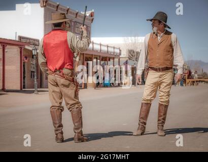 Schauspieler aus der Zeit liefern eine Inszenierung der Schießerei im OK Corral in Tombstone, Arizona. Stockfoto